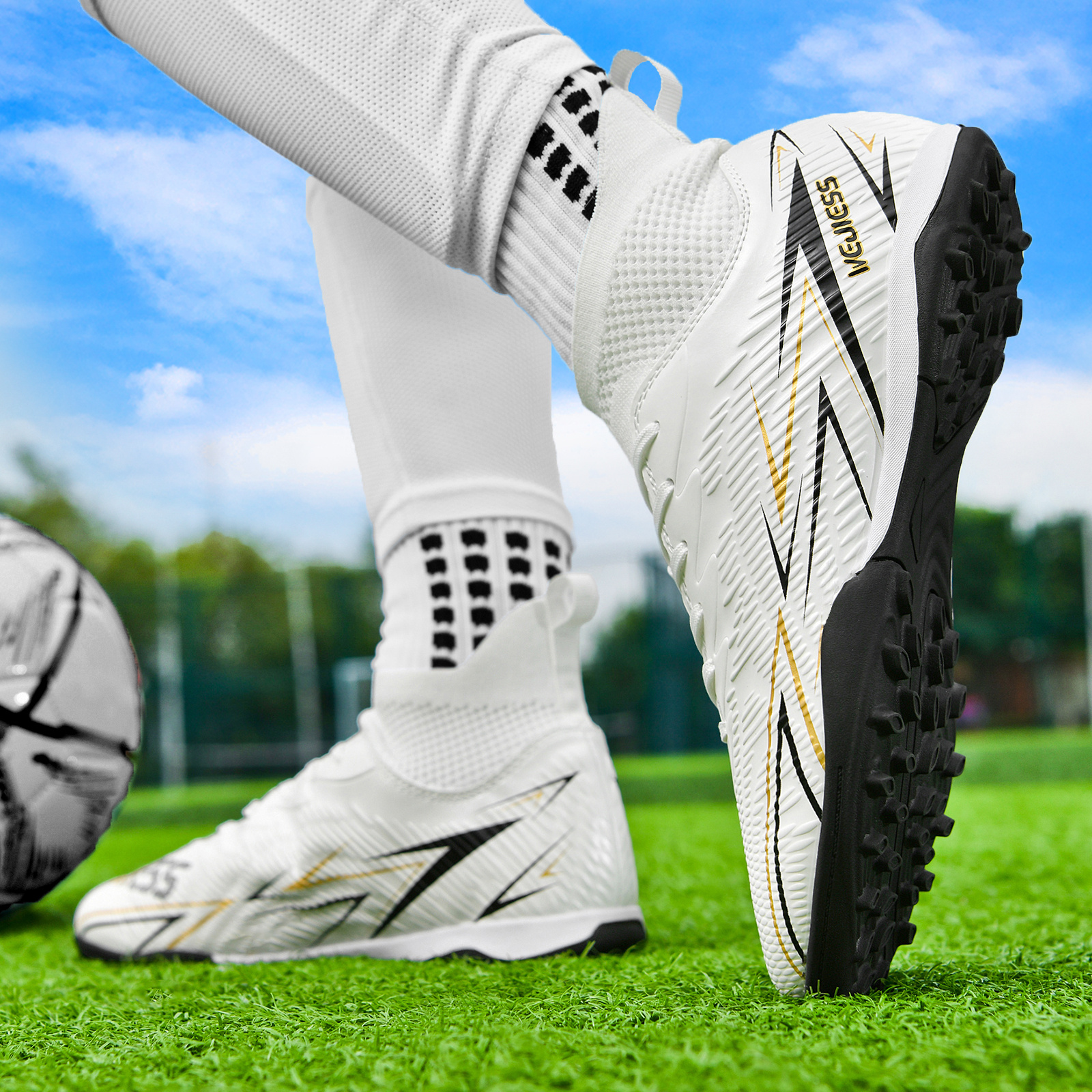 Zapatillas de fútbol transpirables de caña alta para parejas, zapatillas profesionales antideslizantes TF con clavos para hombres y mujeres, calzado de entrenamiento de competición para adultos, zapatillas de fútbol de césped ligero para estudiantes universitarios.