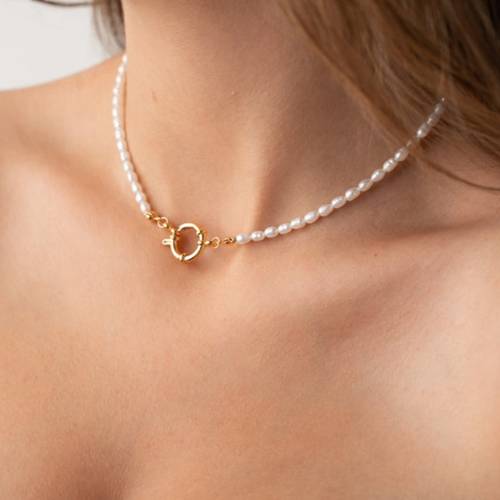 the irregular freshwater freshwater pearls necklace features a clasp to its