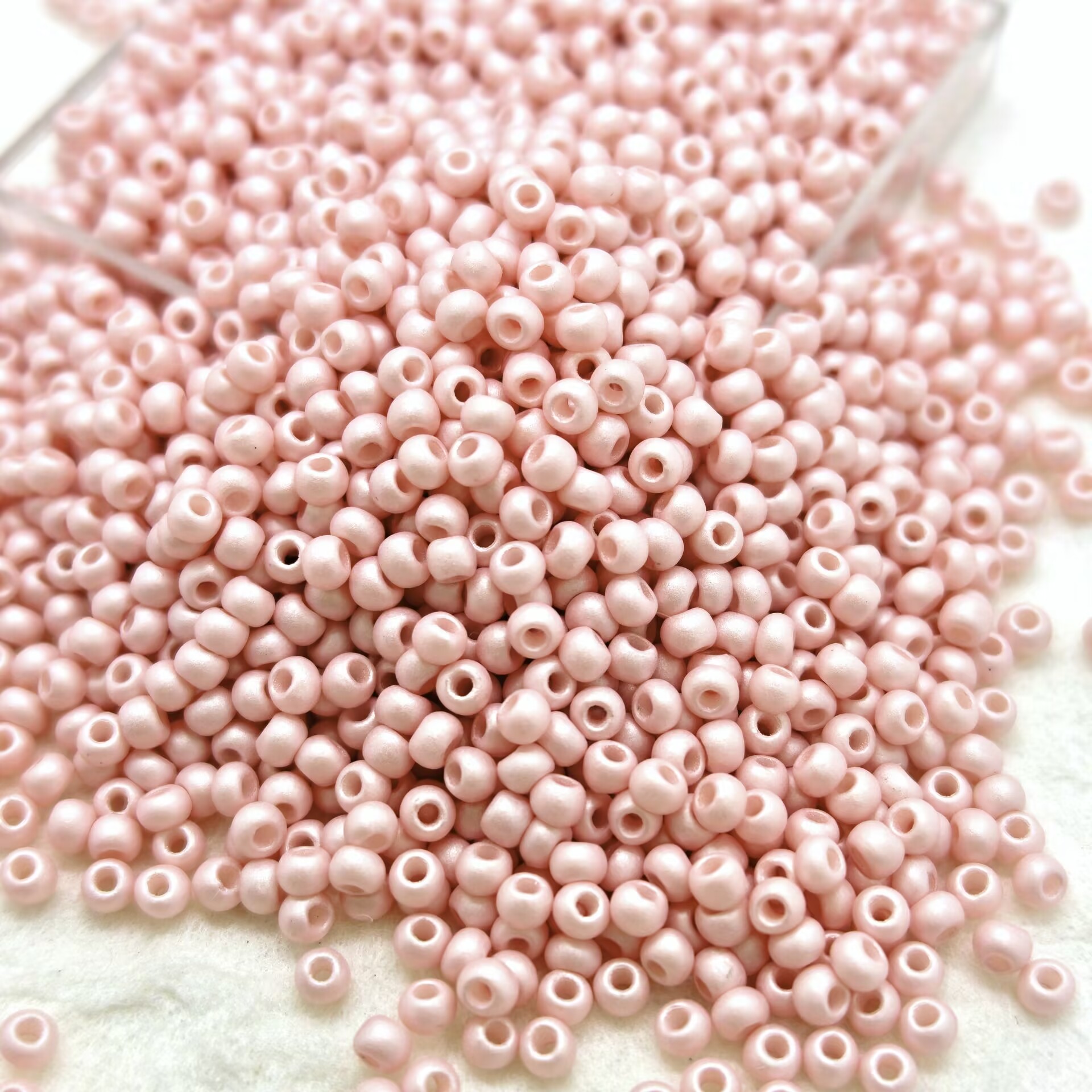 600pcs Round Glossy Glass Seed Beads for Jewelry Making