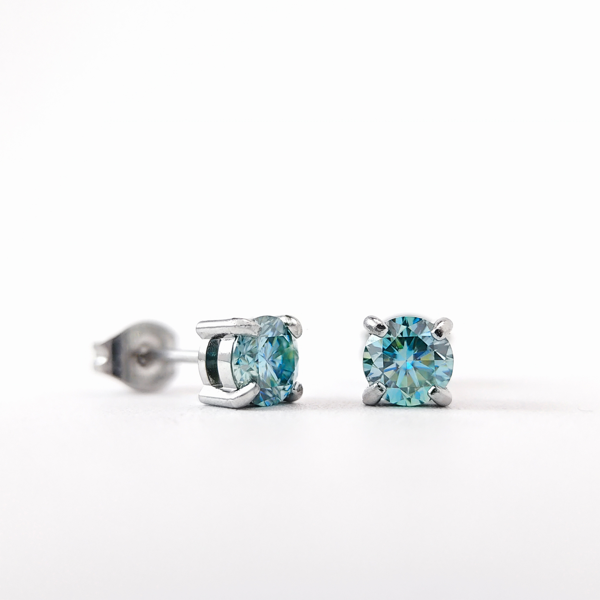TEMU 1 Pair 0.5carat Light Blue Round Moissanite Classic Four-prong Earrings. Simple Yet Fashionable, Making Them Perfect For Gatherings And Formal