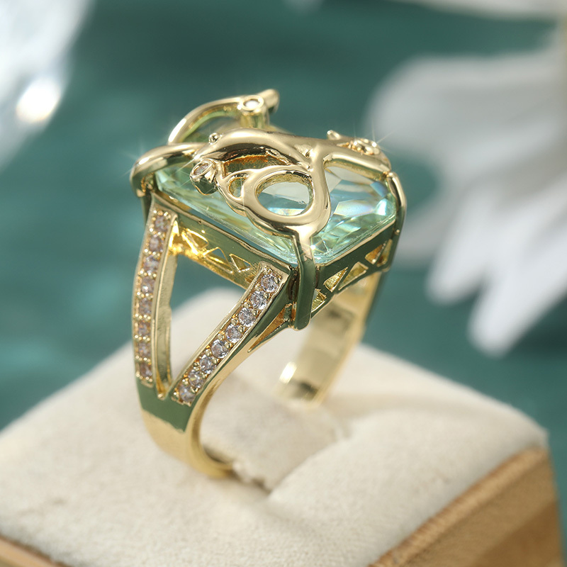 Retro Golden Dolphin Finger Ring with Synthetic Zirconia