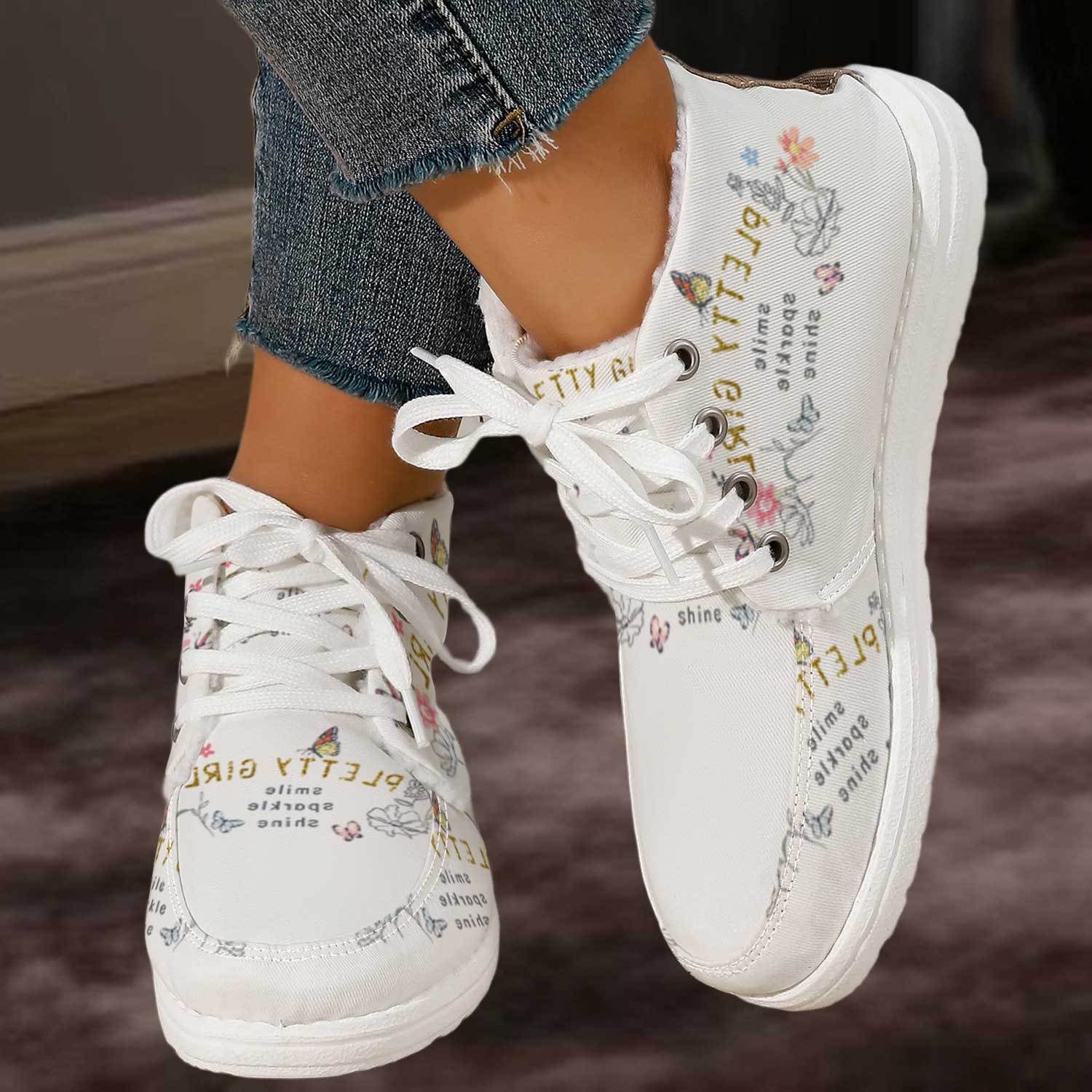 Nieuwe stijlvolle en trendy dames sneakers met hoge vetersluiting