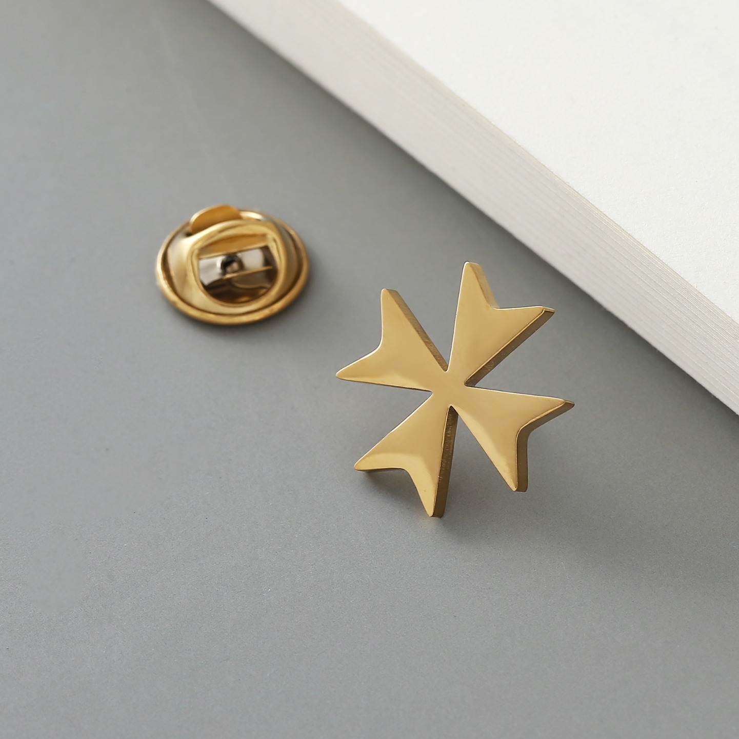 TEMU Broche de Acero Inoxidable, Diseño de Cruz Malta Chapado en Oro de 18K, Pin de Solapa Estilo Caballero Vintage, Accesorio de Moda de Metal para