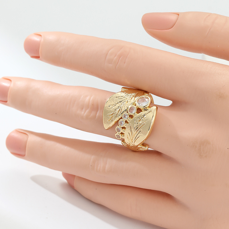 Women's Embossed Wing Synthetic Zirconia Ring, Artistic Style
