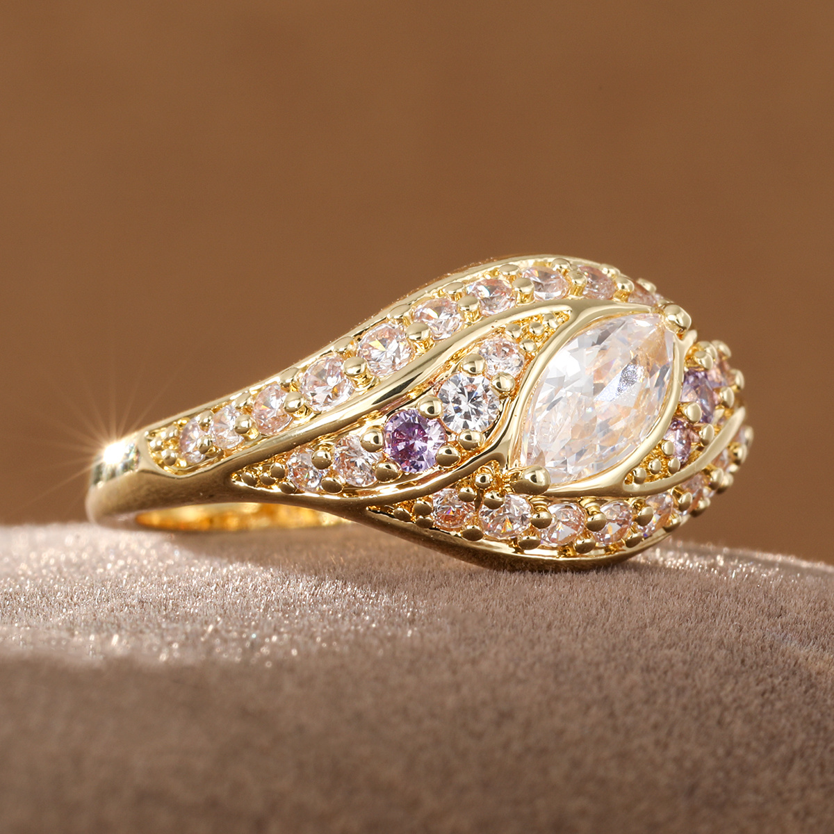 Women's Vintage Two-Tone Wave Pattern Synthetic Zirconia Ring