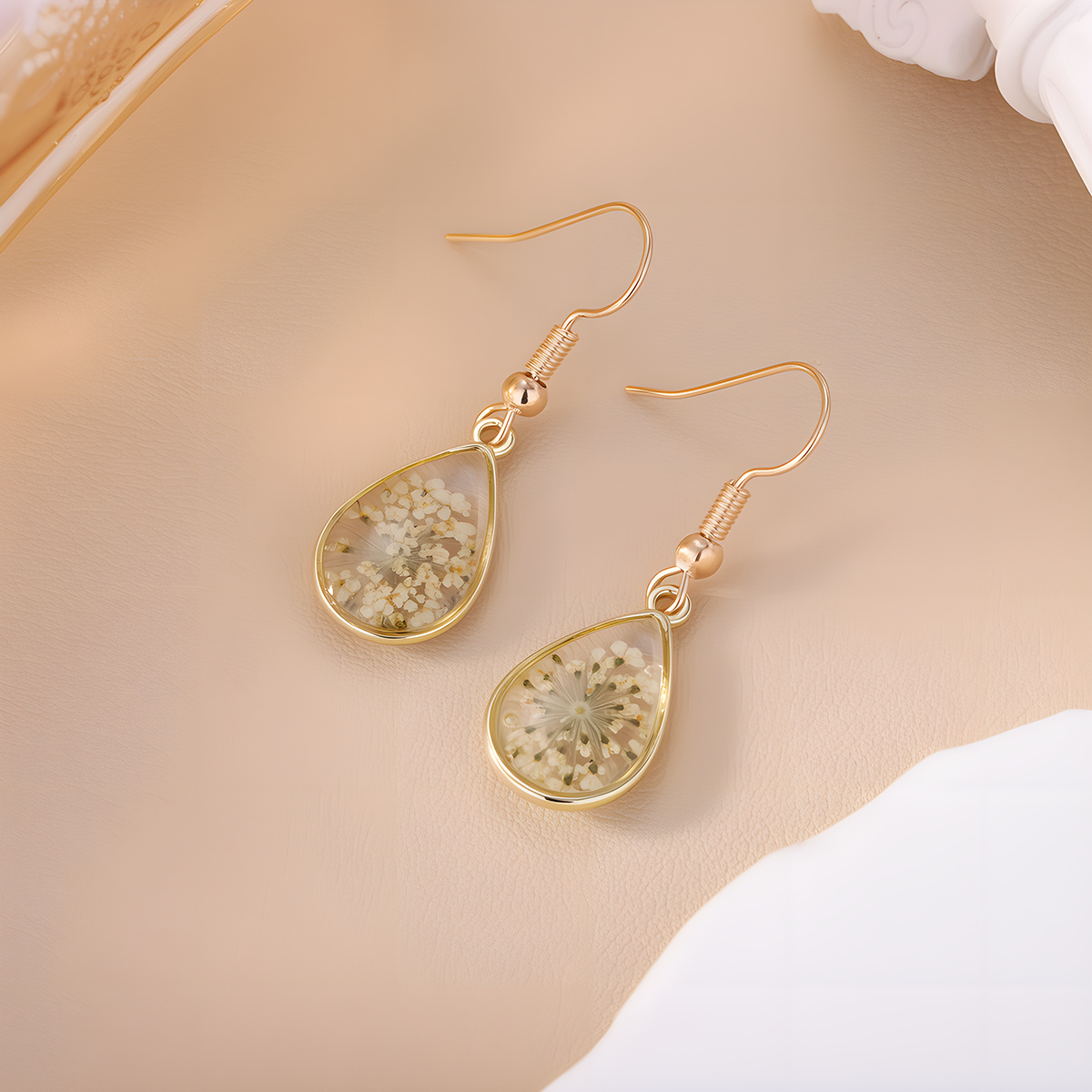 E-shop Kleine Weiße Blüten Tränenohrringe – Transparente Harz Ohrschmuck, Frisch Elegant, Einfach Stilvoll für den
