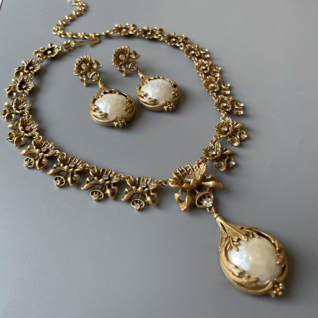 Vintage Necklace And Earring Set - A Easy, Vintage- Perfect For Everyday Wear And Special Occasions. An Elegant Gift Suitable For Any Season That Tone