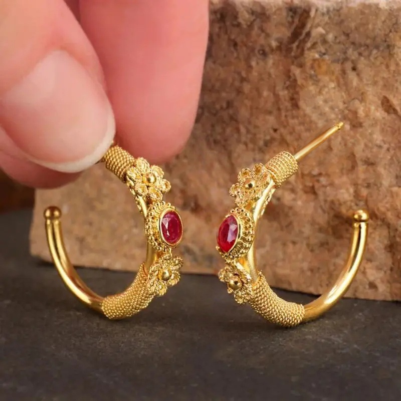 E-shop Luxuriöse Vintage-Ohrringe mit eingelegtem rotem synthetischem Zirkonia, handgeschnitzte florale Creolen für Damen, für den , Partys, ,