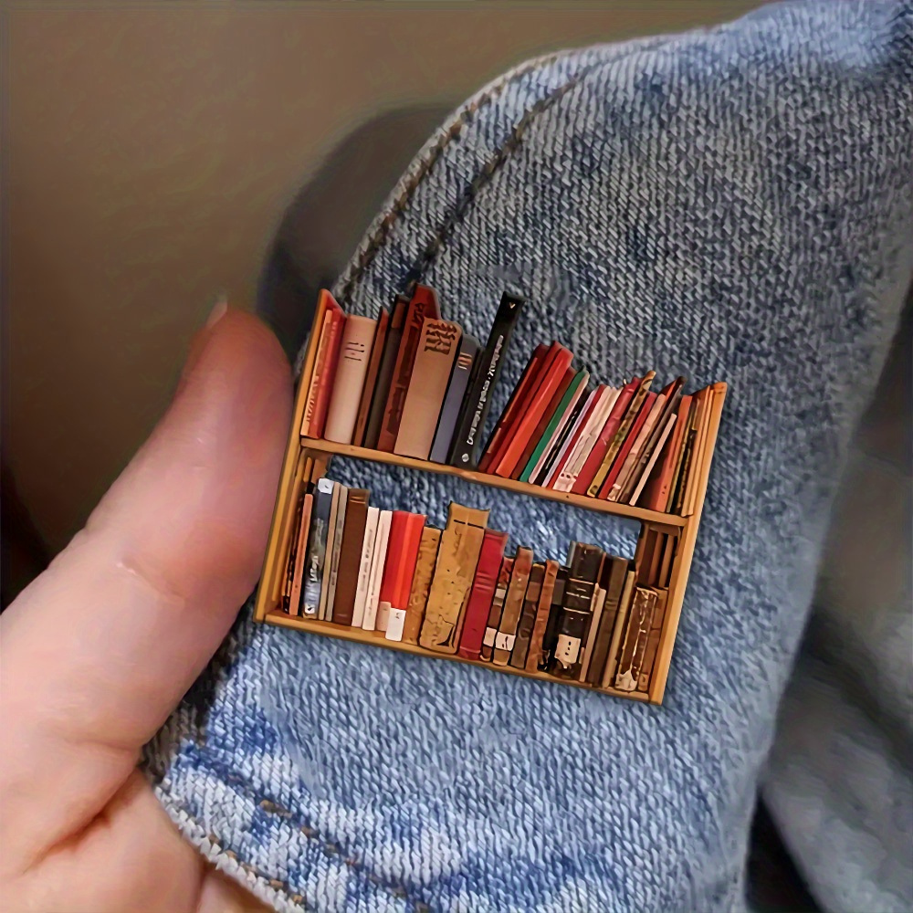 

1pc Fashionable Acrylic Bookshelf Brooch Pin, Creative Stacked Books Design Badge For Men And Women, Suitable For Sweater, Scarf, And Coat Accessories