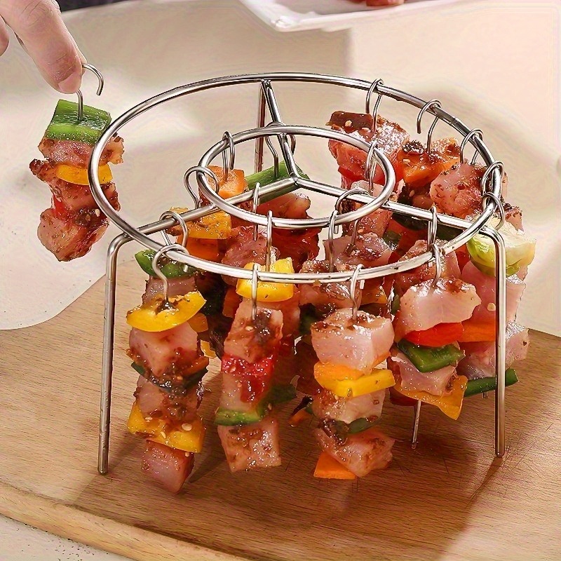 1 grelhador de aço inoxidável com 12-24 espetos, e o suporte para air fryer pode grelhar frango, carne e legumes, etc., não precisa de ser virado, é aquecido uniformemente, fácil de limpar e adequado para cozinhas familiares e cozinhas de autocaravanas