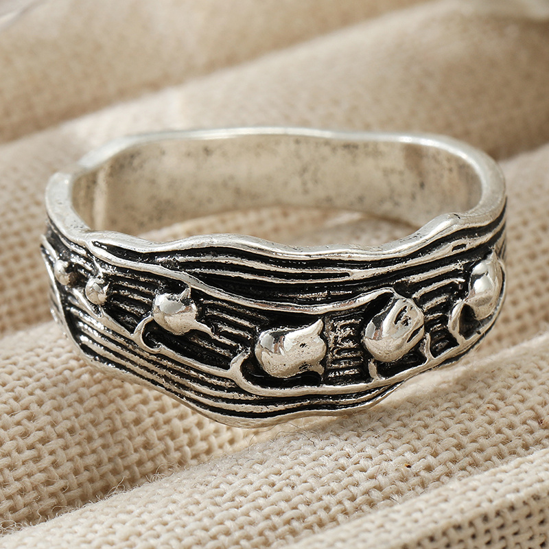 Vintage Pea-Shaped Ring with Three-Dimensional Texture Patterns