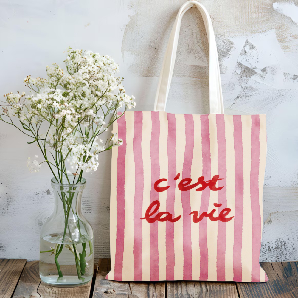 E-shop Diese rosa gestreifte Canvas-Tasche mit rotem Buchstaben-Print ist eine faltbare Schultertasche, die sich als praktisches Accessoire für
