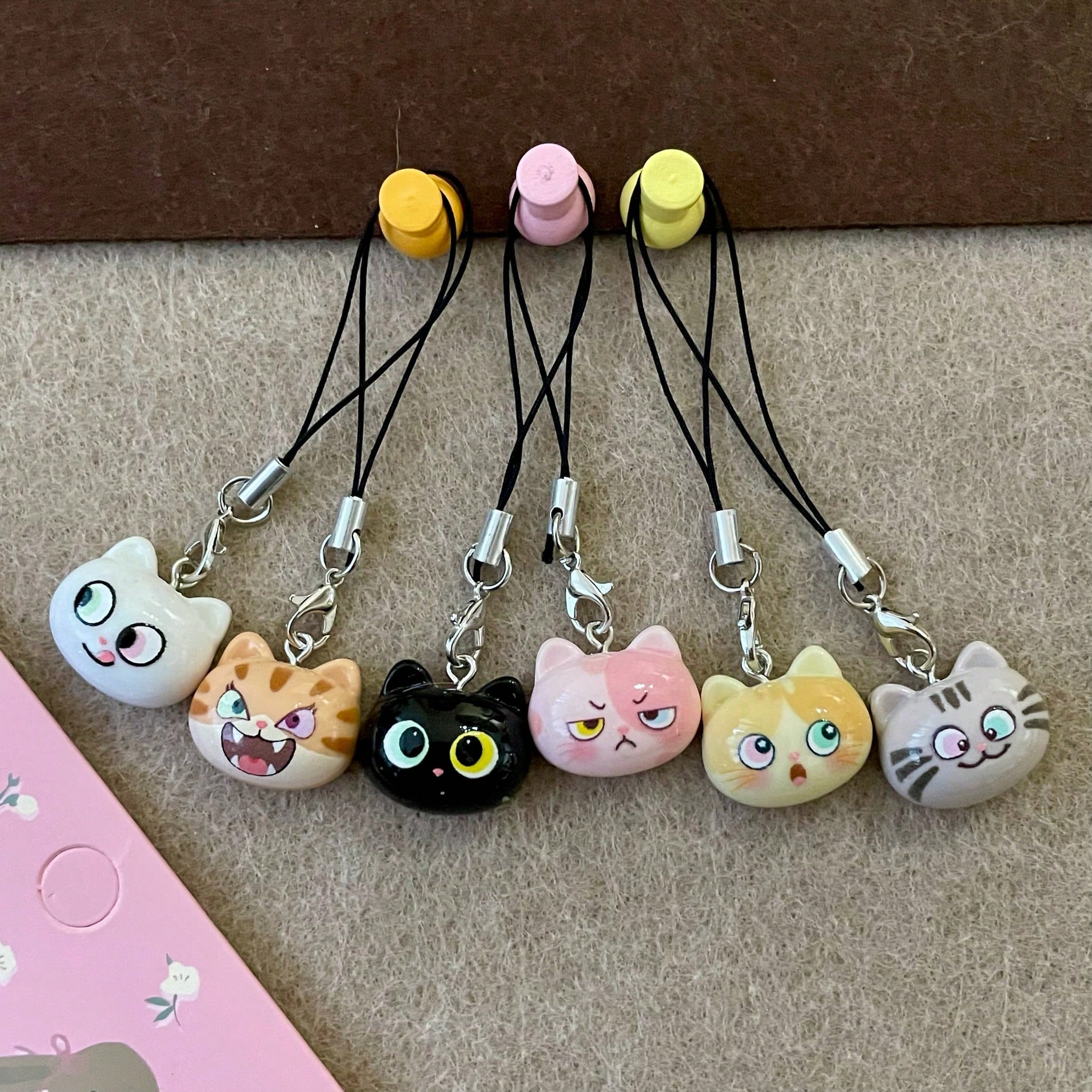 E-shop 6 Stück Niedliche Katzen Harz Anhänger für Handyhüllen, Handy Zubehör, Süße Handy Charms, Weiche und Bezaubernde Handy Anhänger für Mädchen,
