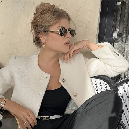 A Pair of Elegant Women'S Glasses with a Golden Rim - Oval Frame, Metal Hinges, Suitable for Both Casual And Formal Occasions - a Refined Accessory for Parties And Offices, Featuring a Trendy Design, Durable Materials, And a Chic Style