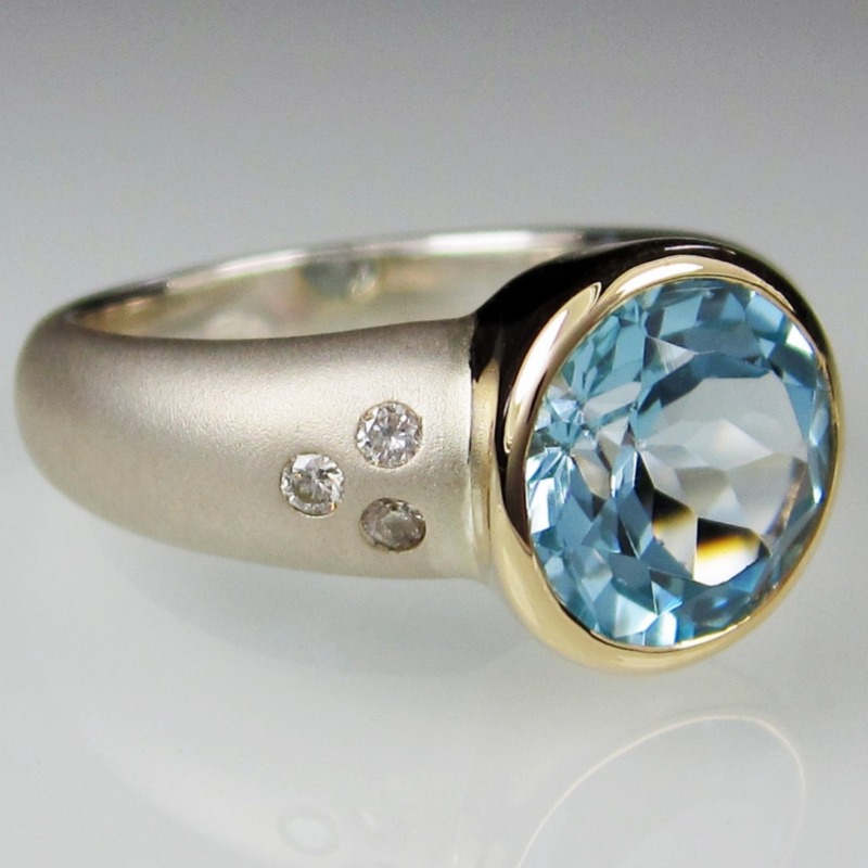 Women's Refreshing Light Luxury Transparent Blue Synthetic Zirconia Ring