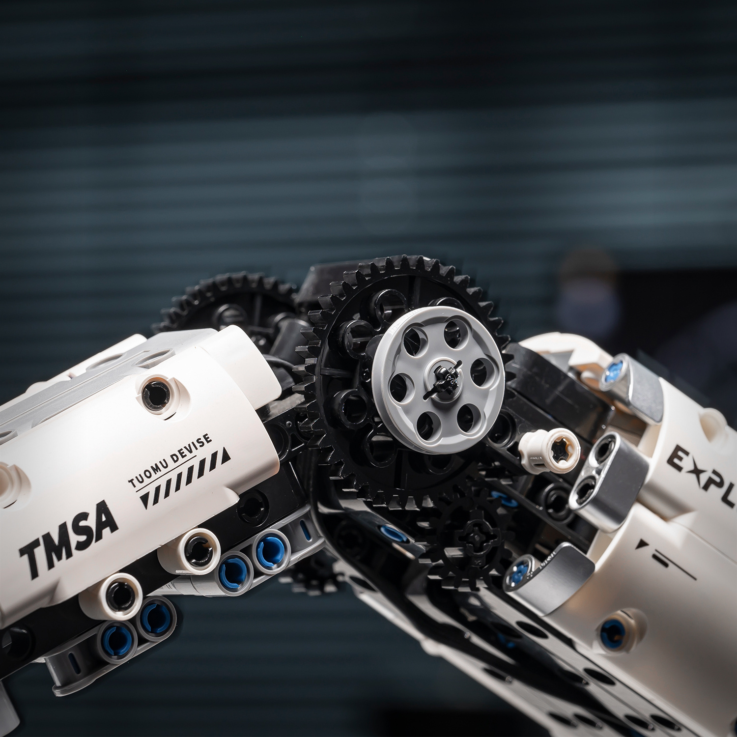 Sci-Fi Mechanical Masterpiece- 784pcs Smart Building Robot| 4-Motor 360° Rotation+ Gripping Arm+ Remote Control