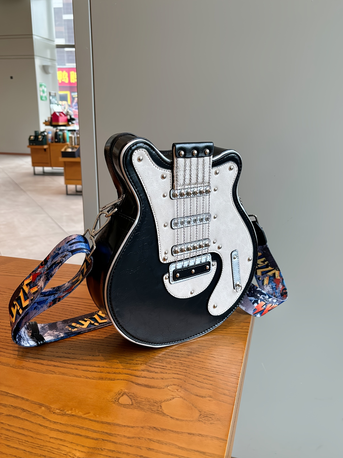 Distinctive Creative Y2K Hot American Style  Guitar Shaped Bag Beth Guitar Shaped Bag Shoulder Bag Crossbody Bag Fashionable Chain Rivet Decoration Color Contrast Wide Shoulder Strap Women's Bag Street Unisex Bag