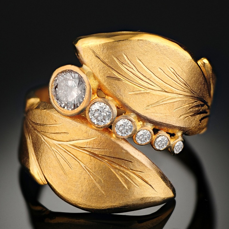 Women's Embossed Wing Synthetic Zirconia Ring, Artistic Style