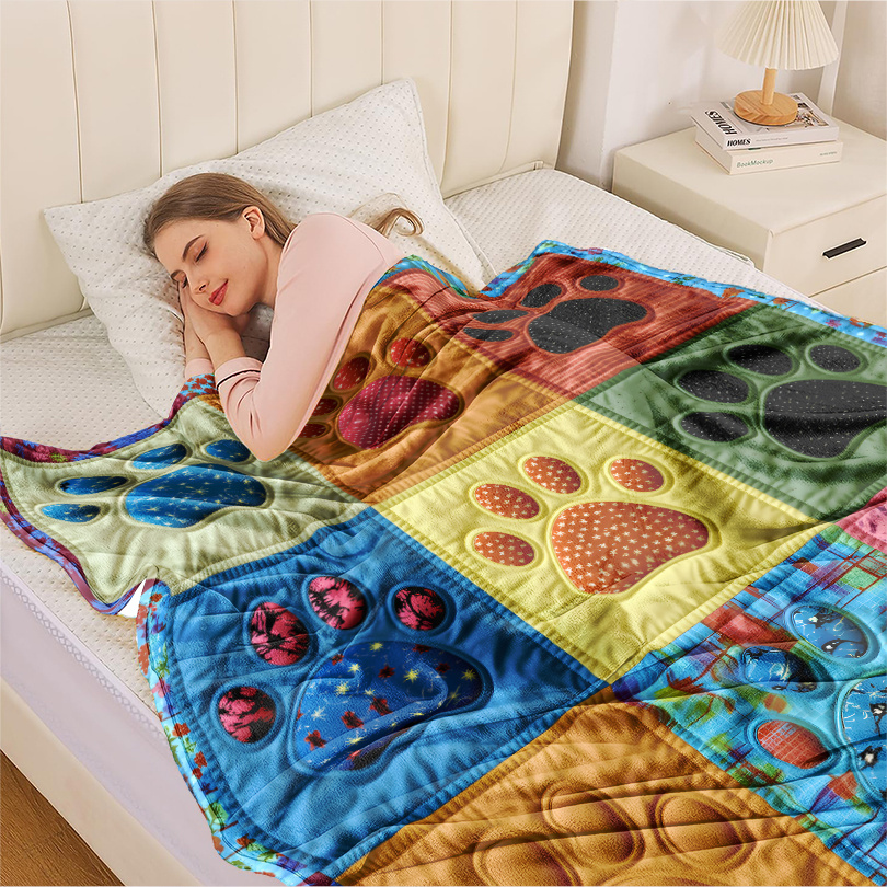 Image of 1pc Plush Paw Print Blanket With Dog And Paw Patterns – Soft Quilted Flannel Bed Sheet, Sofa Throw, Travel & Camping Bedding – Machine Washable Pet Bed, Gift For Pet Lovers – Blue/green/red/pink