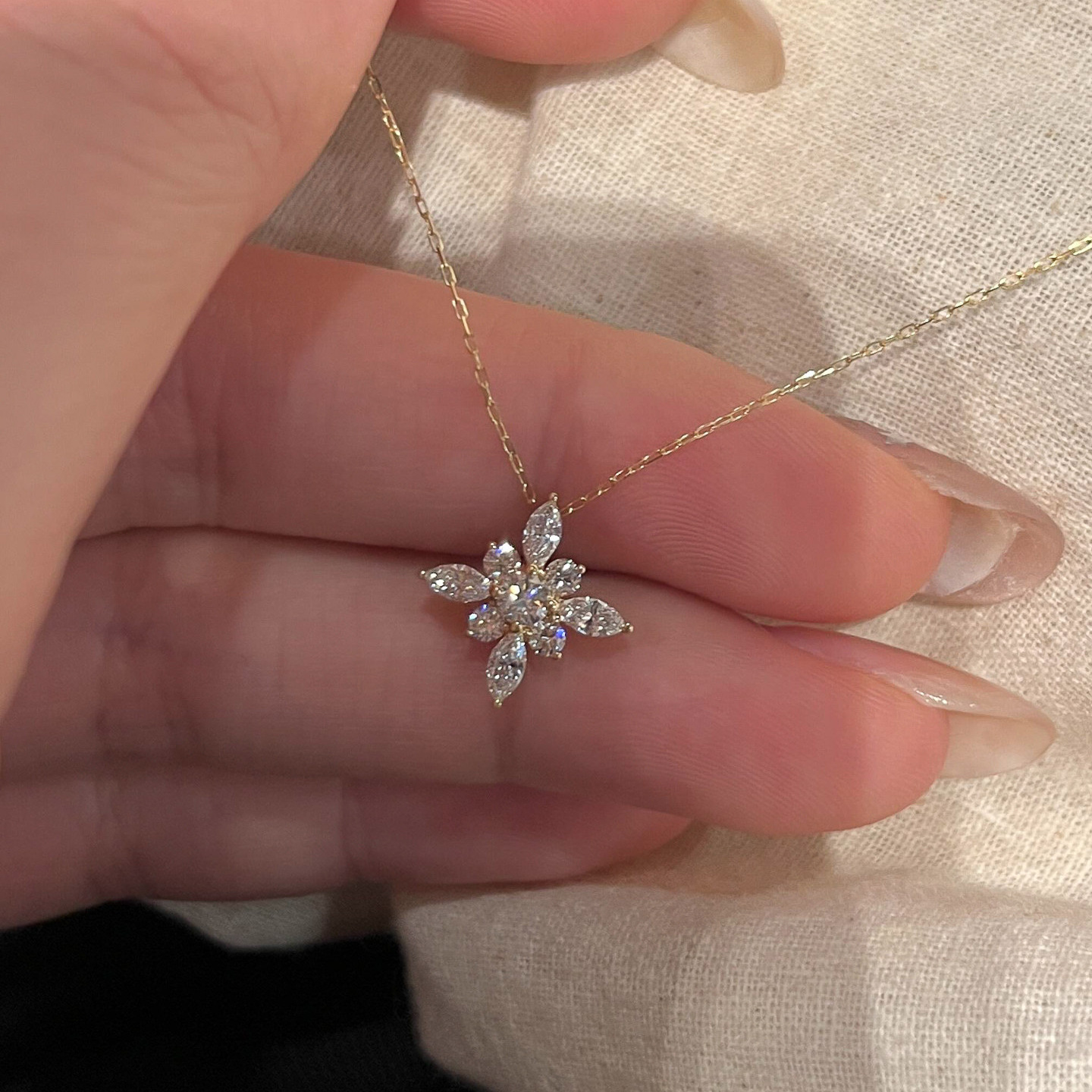 TEMU 1pc Collier à en Synthétique pour Femmes, et Luxueux, Chaîne Clavicule Haut de Gamme, pour la Saint-Valentin, , , de Musique, la Fête, , ou la