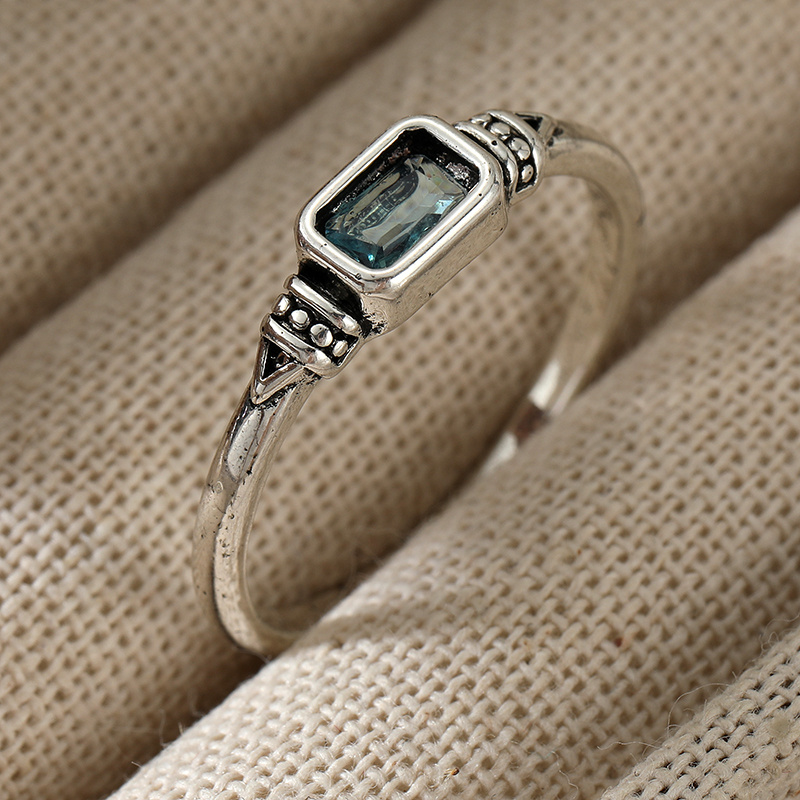 Vintage Ladies' Fine Ring with Geometric Triangle Pattern