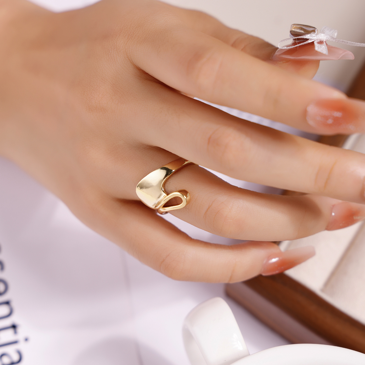 Ladies' Curved Twisted Open Ring, Contemporary Fashion Accessory