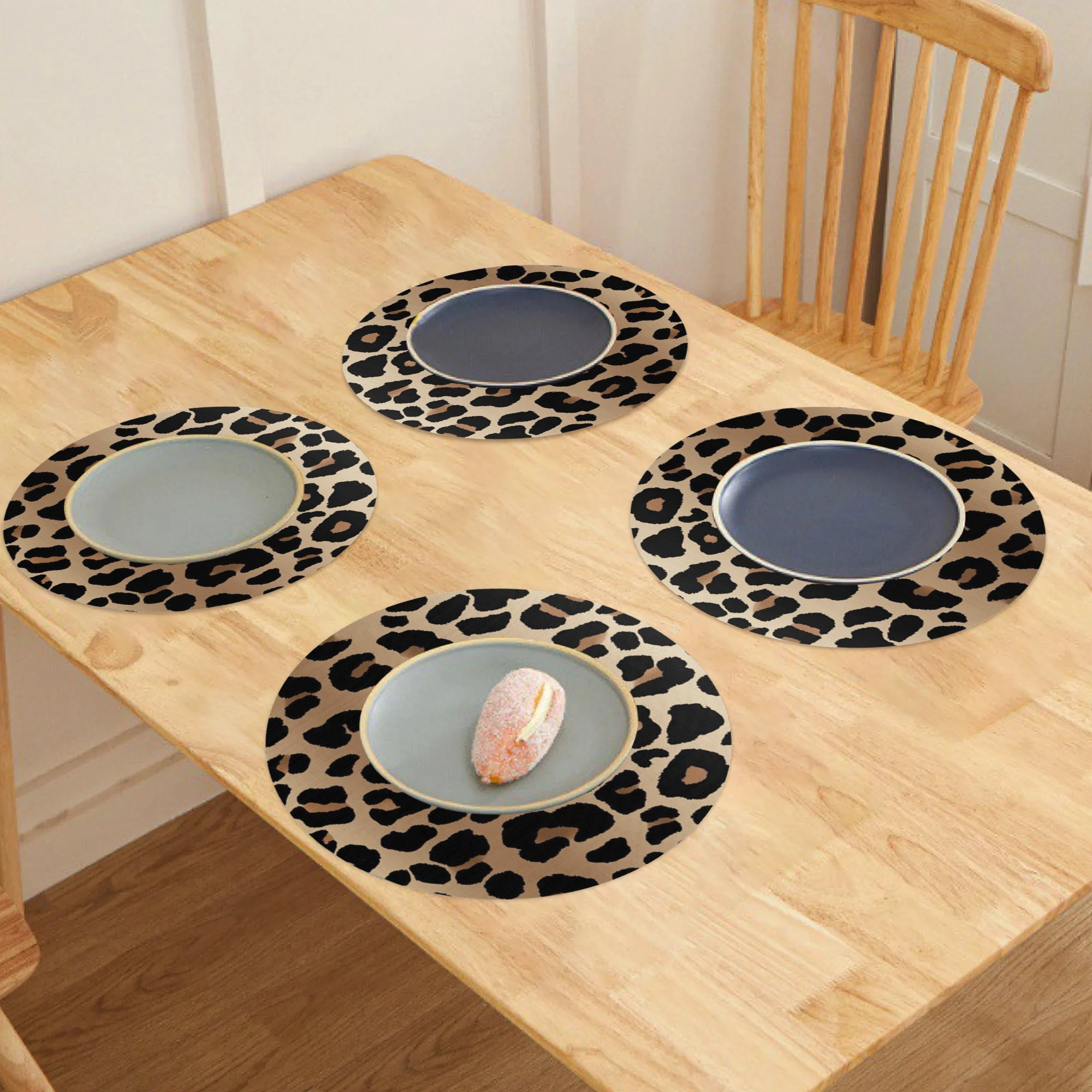 E-shop 4 Runde Platzsets mit Leopardenmuster, runde Tischsets für Zuhause – rutschfest und waschbar – ideal für tägliche Nutzung, Feiertage, Küche oder