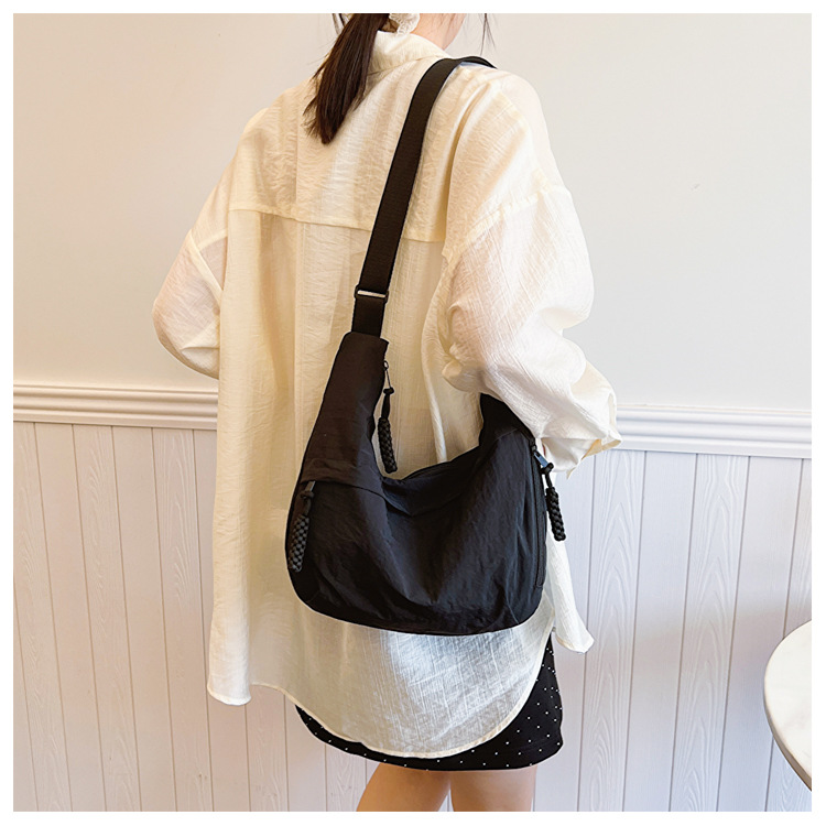Borsa hobo in tela con nappe e tracolla larga regolabile_voghion.com