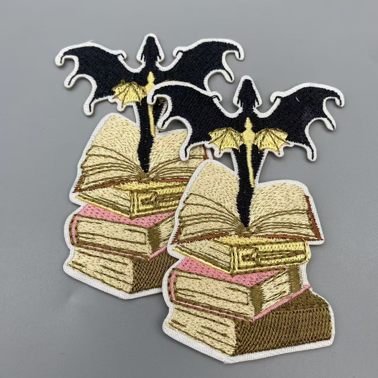 TEMU [Style Ténébreux] 2 Livres Rétro & Appliqué Patch Brodé Adhésif Thermocollant Motif Épée de Chauve-Souris, Facile à Utiliser, Fixation