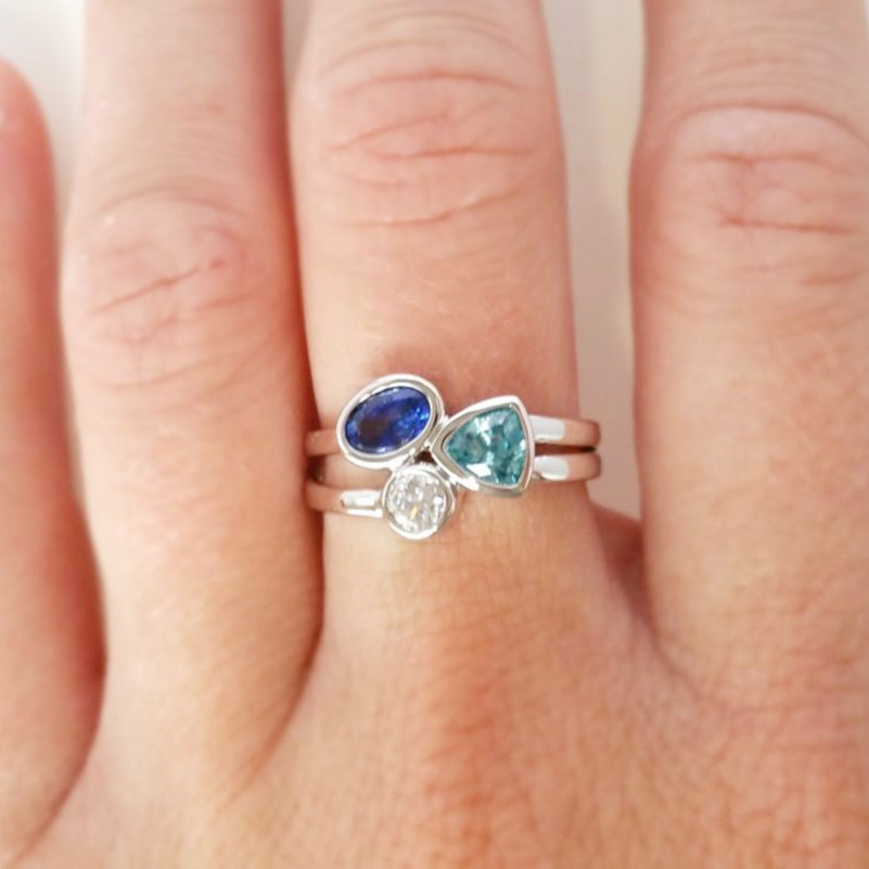 Stylish Unisex Ring 3 Stones Sapphire Emerald Clear