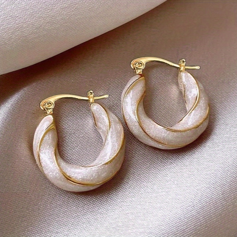 E-shop 1 Paar Elegante Twist Hoop Ohrringe Weißes Emaille Goldene Ohrringe für Damen Party Urlaub Temperament Ohrringe Schmuck Herbst Winter Pullover