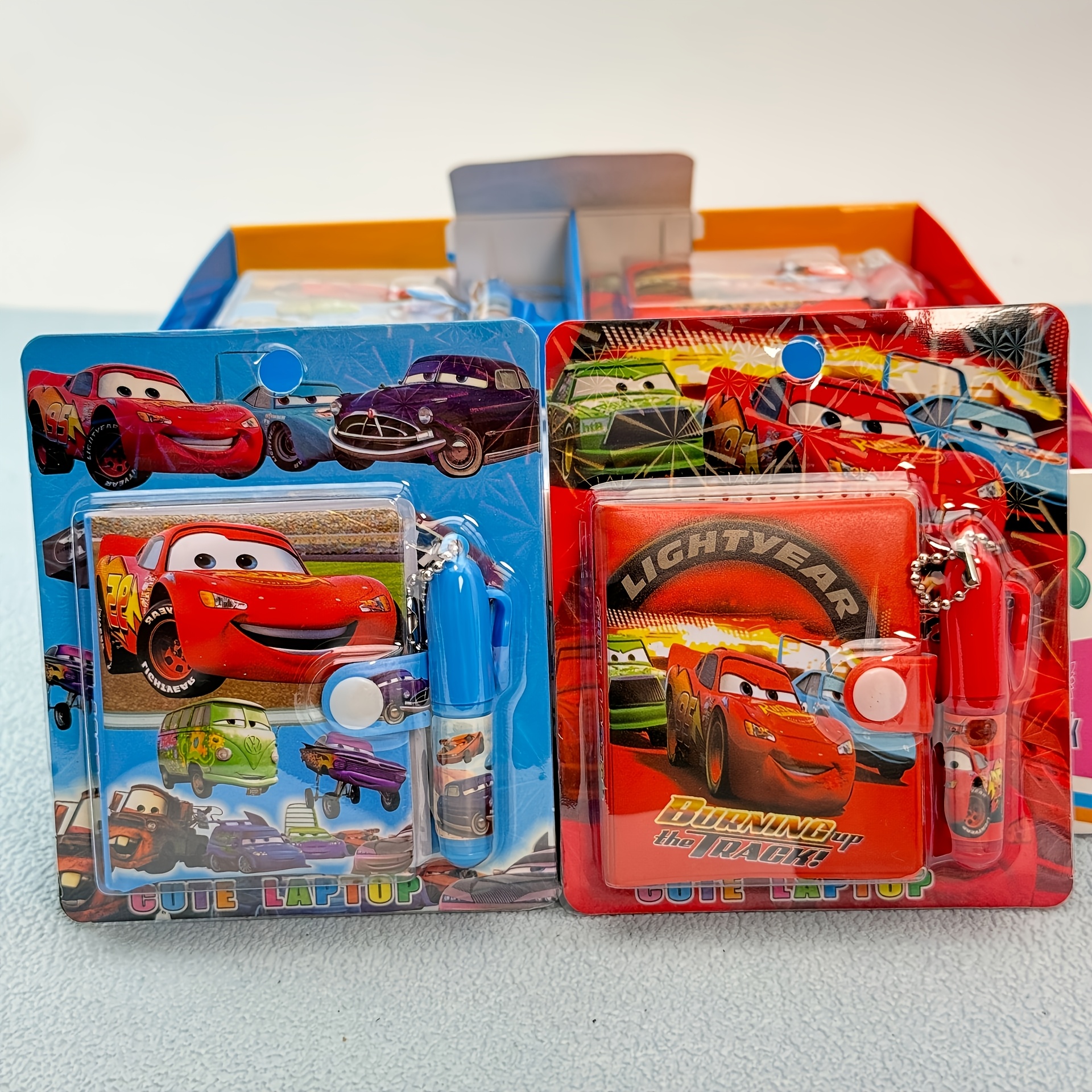 E-shop Zufälliges 1-teiliges Cars Lightning Set: Hochwertiges tragbares Mini-Tagebuch mit Kugelschreiber, Cartoon-Notizbuch, minimalistischer Stil,