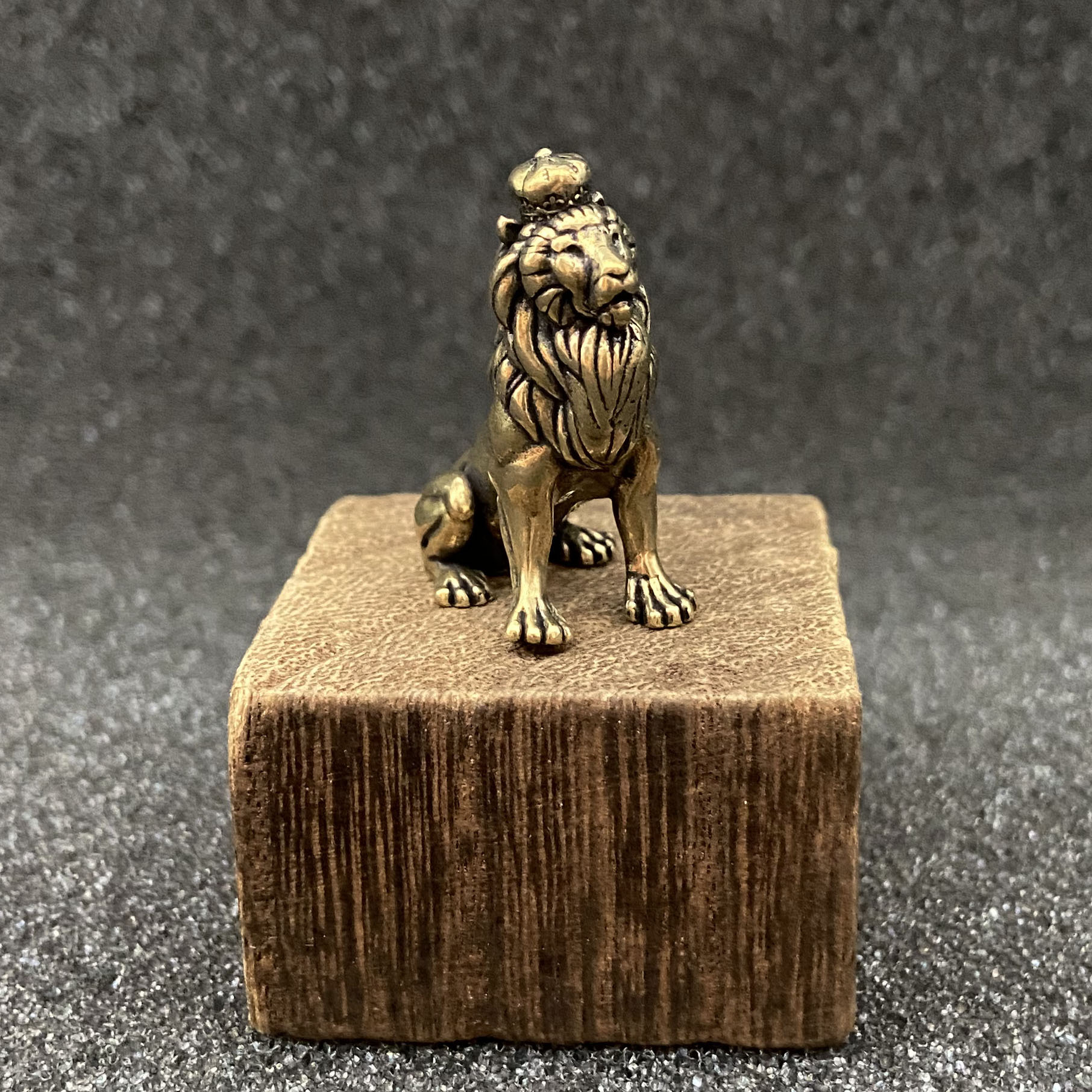 TEMU Crown Lion Brass Figurine, Minimalist Desktop Ornament, Home And Office Dual-use Decoration, Warm Holiday Gift For Halloween Thanksgiving