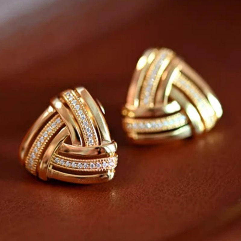 E-shop 1 Paar Vintage Luxus mikrobesetzte synthetische Zirkonia hohle geometrische Dreieck-Steckerohrringe für Damen für , Partys, , modische goldene