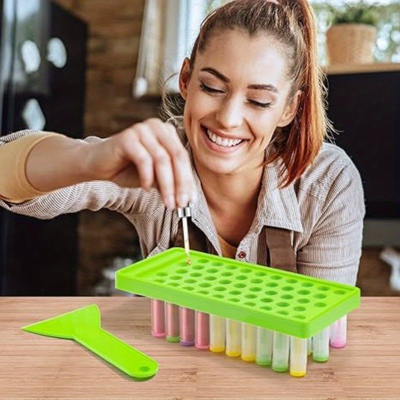   lippenbalsam- lipgloss-herstellungsset mit 52 teilen, inklusive 50 lippenbalsam-tuben, 1 tablett 1 schaber. ideal für die diy-heimanwendung. verschiedene farben der lippenbalsam-tuben zur auswahl