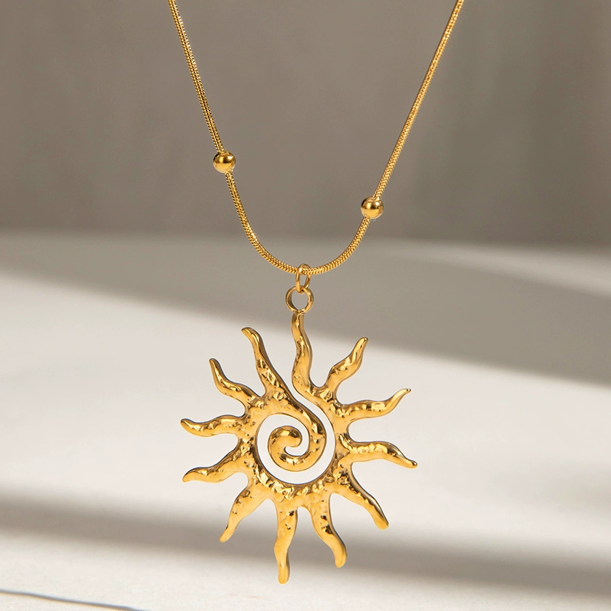 TEMU 1pc Nouveau Collier avec Pendentif Soleil Spirale en Acier Inoxydable pour Femmes, Chaîne Clavicule en Acier Titane de Luxe Léger Haut de Gamme