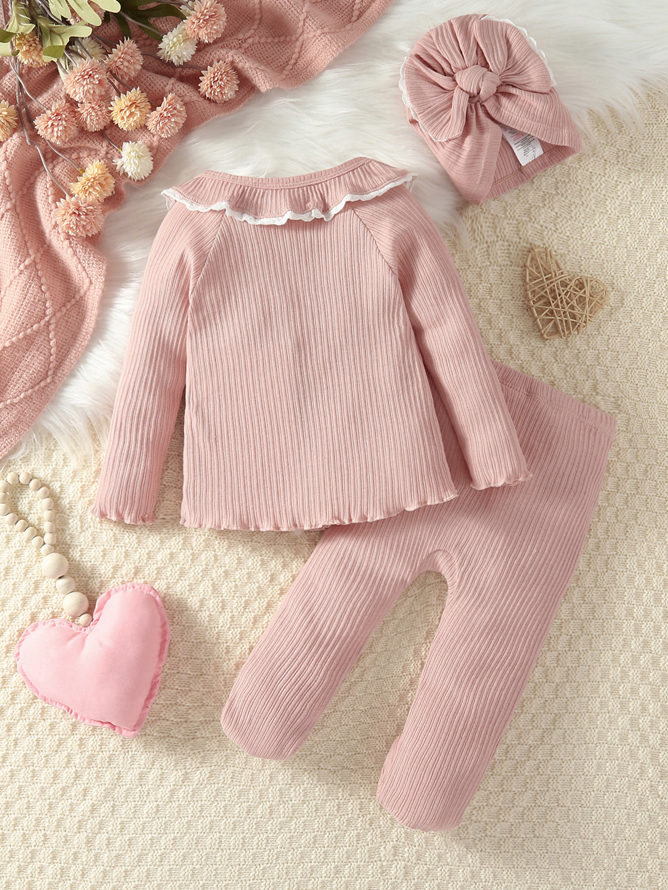 charmante petite fille asiatique de 3 ans souriant joyeusement à l'extérieur,  thaïlande. 7153854 Photo de stock chez Vecteezy, image size:800x1066