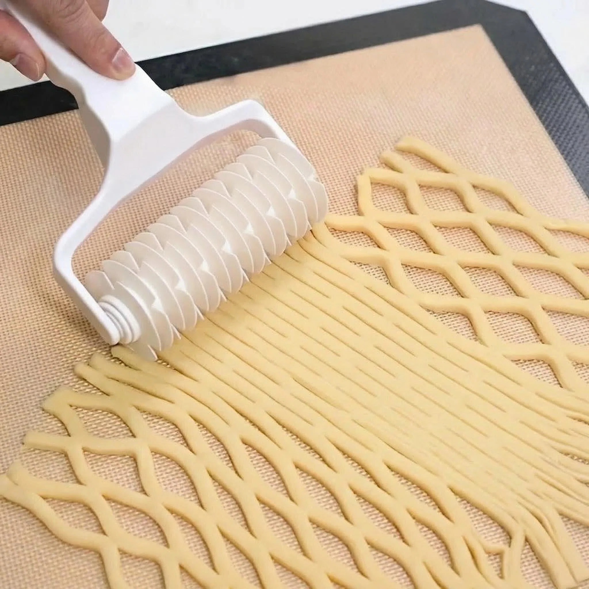 Quick& Easy Lattice Dough Roller, Plastic Grid Pastry Cutter, Time- Crust Embosser, Tool For Perfect Pastry Decoration Bakeware