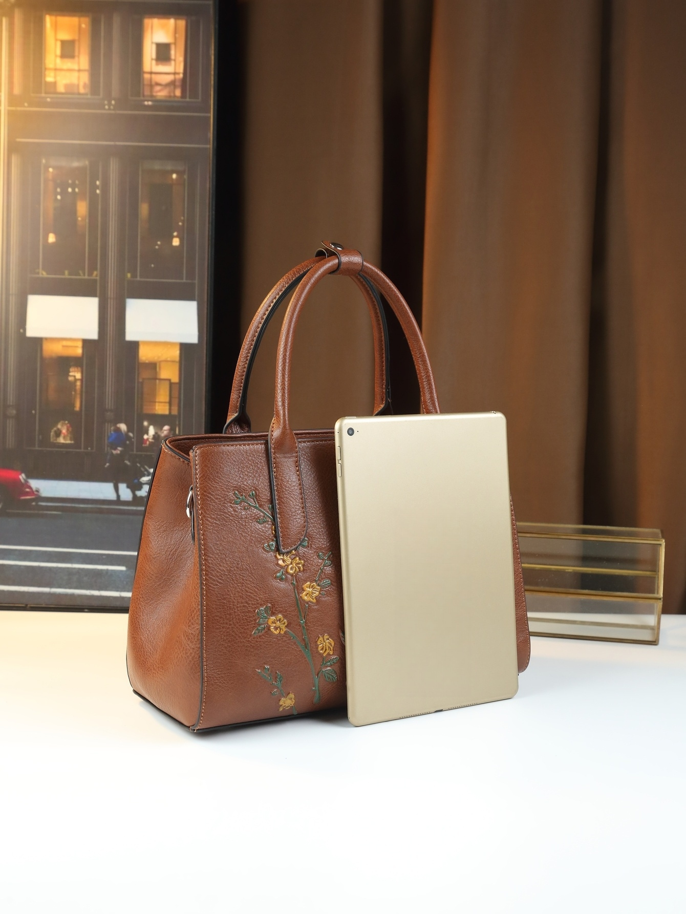 Handbag golden hardware and floral detail