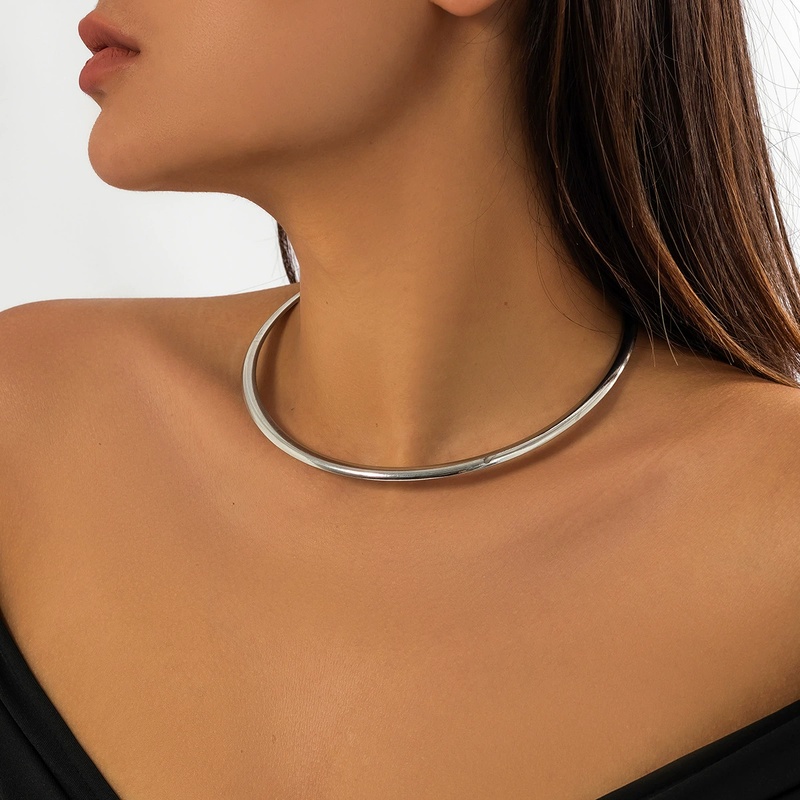 Women's Minimalist Cold Style Choker Necklace, Elegant Design