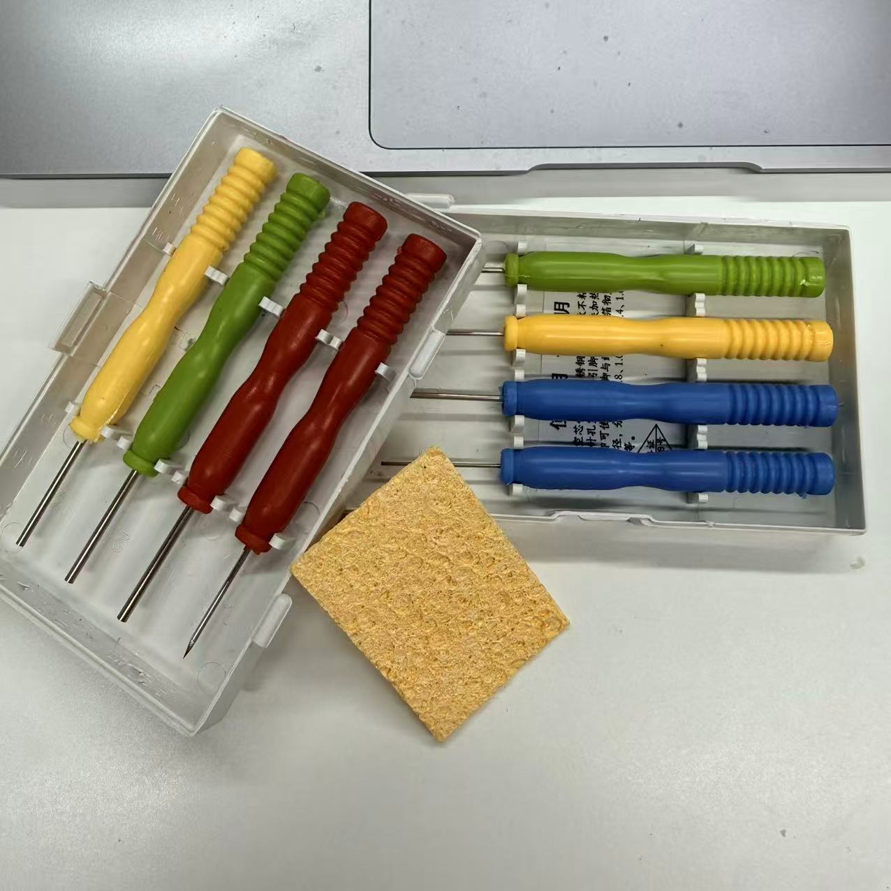 TEMU Kit d'outil de dessoudeur à aiguille vide 9 pièces, comprenant 8 aiguilles creuses antiadhésives et 1 éponge de nettoyage pour souder, portable,