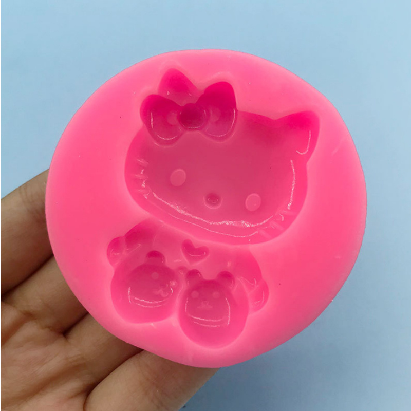 E-shop Eine Sanrio Hello Kitty Silikonform zum Herstellen von Duftgipskerzen, für Projekte und Weihnachtsgeschenke.