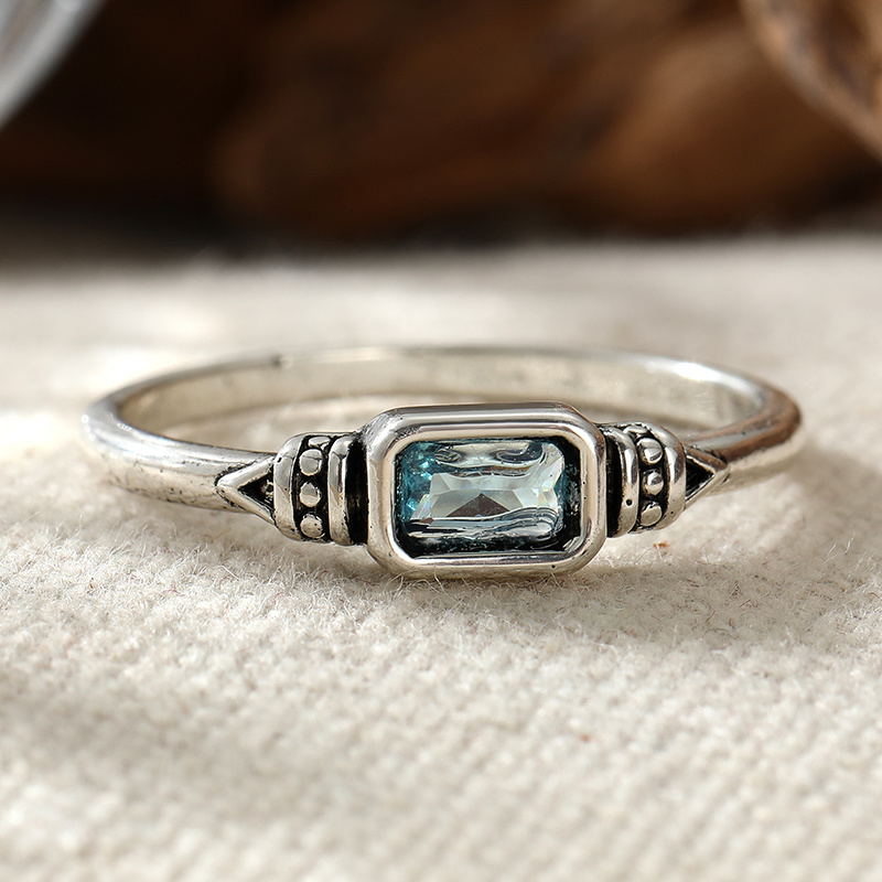Vintage Ladies' Fine Ring with Geometric Triangle Pattern