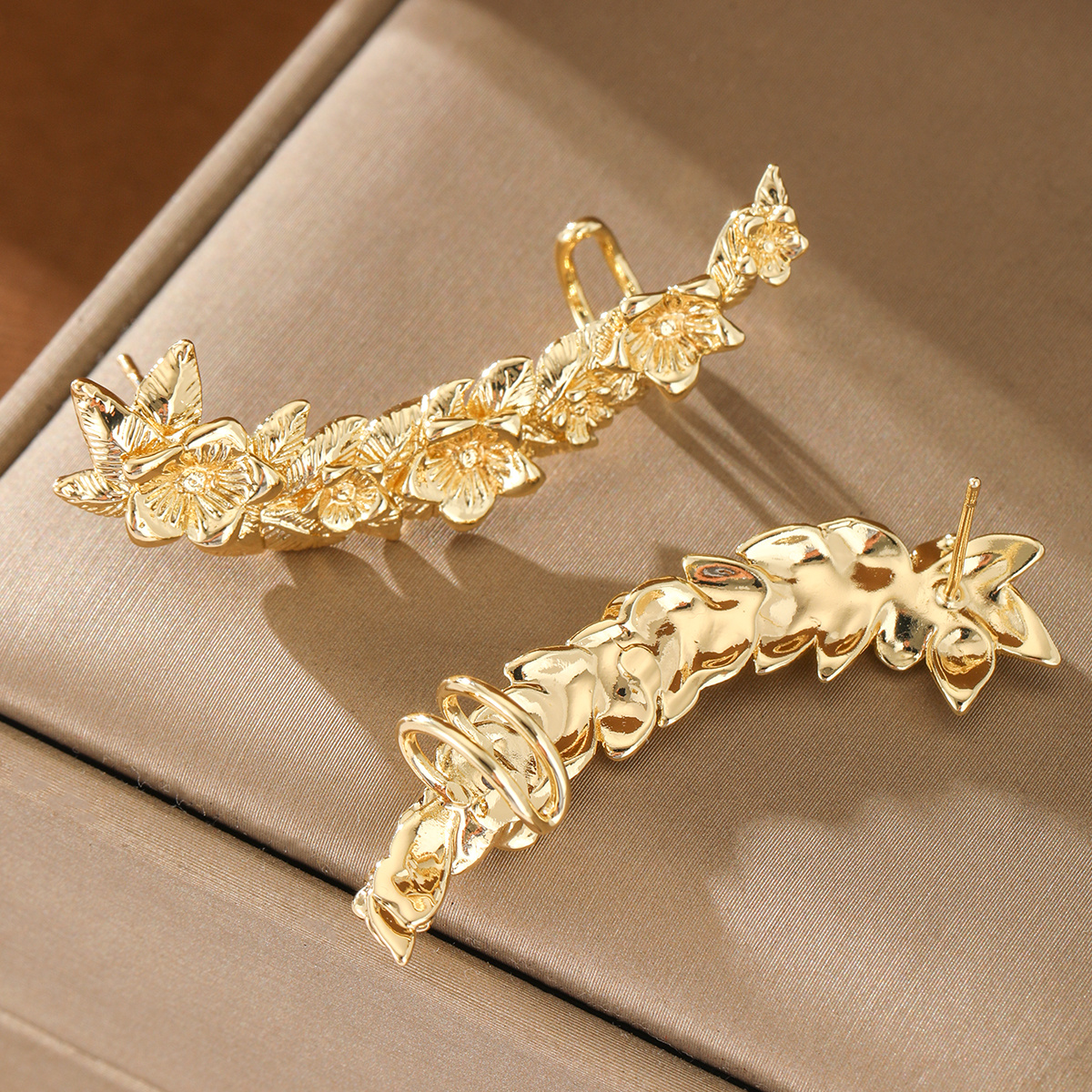 Women's French-Style Palace-Inspired Flower and Leaf Earrings