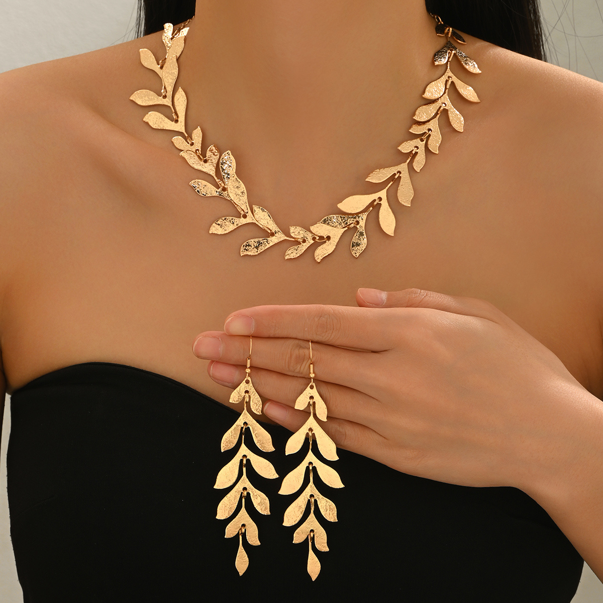 Image of 3pcs Summer Elegant Necklace + Earrings Women's Jewelry Set Vintage Bohemian Geometric Leaf Pendant Unique Daily Banquet Festival Exquisite Gift Matching Accessories
