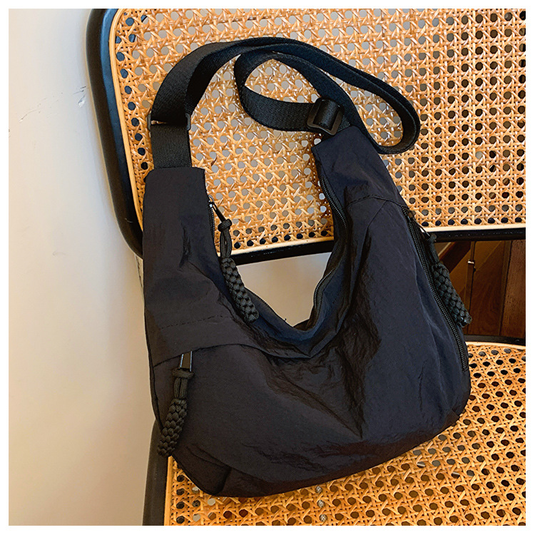 Borsa hobo in tela con nappe e tracolla larga regolabile_voghion.com