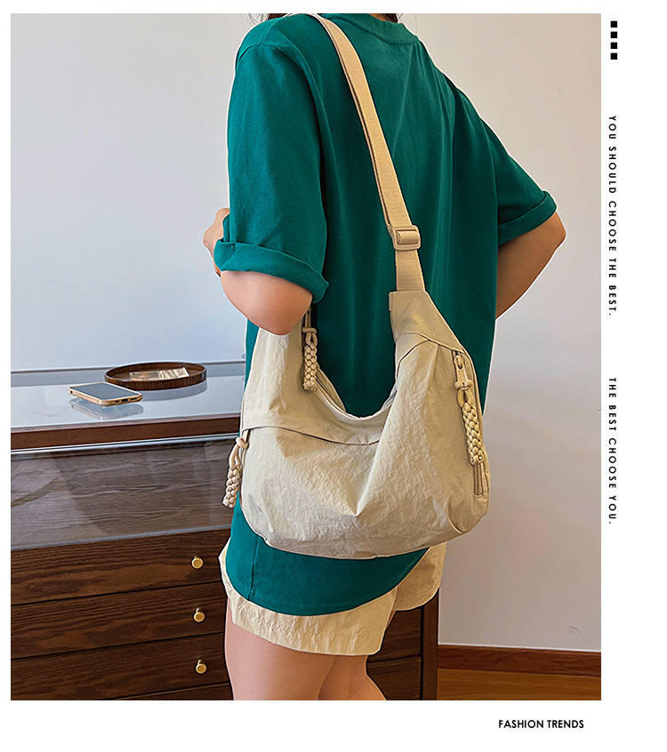 Borsa hobo in tela con nappe e tracolla larga regolabile_voghion.com