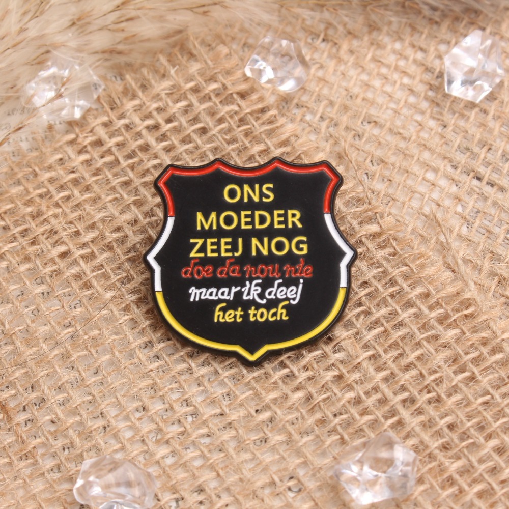 TEMU Vintage "ONS MOEDER ZEEJ NOG" Schild Broche - Multicolor Emaille met Tekst, Cultureel Accessoire Geschikt voor Jassen, Tassen, Hoeden - Uniek
