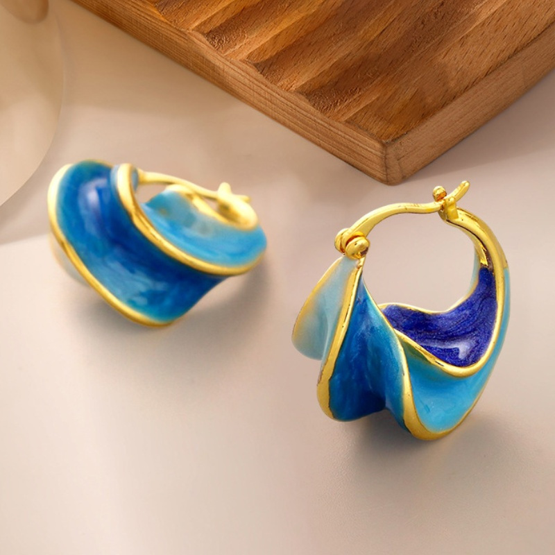 E-shop Atemberaubende Ohrringe mit einem leuchtend blauen Emaille-Abschluss, mit einem wunderschönen, filigranen Spiral-Design. Diese im Vintage-Stil
