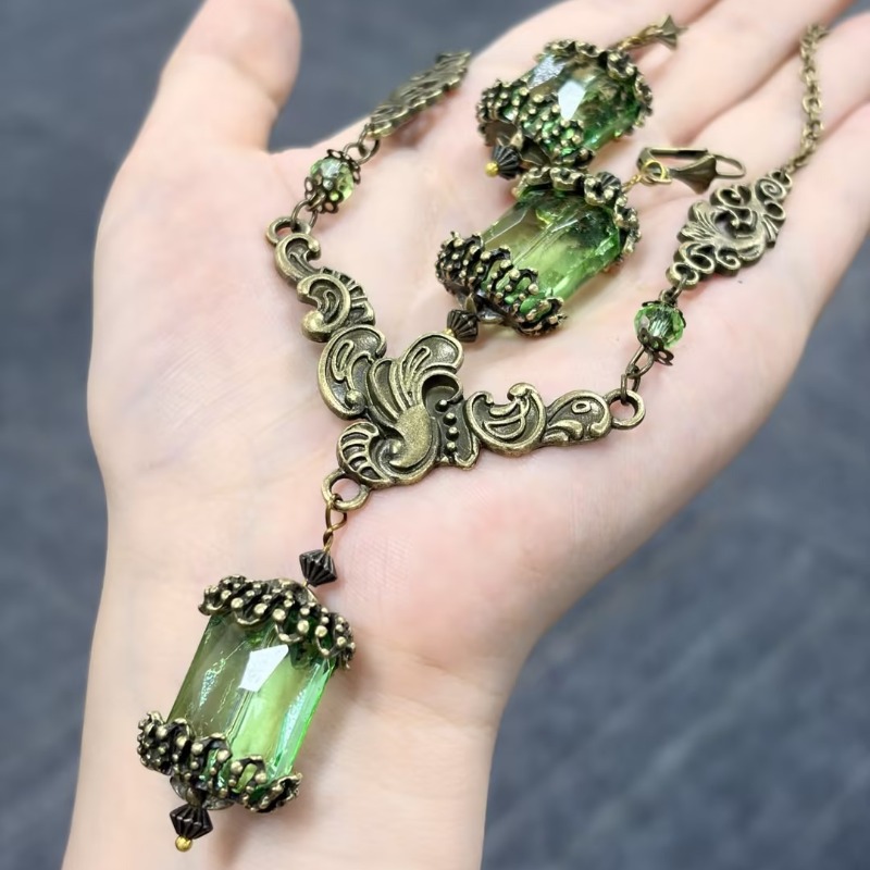 TEMU 3pcs Vintage Court Style Green Crystal Pendant Bronze Carved Pattern Women's Necklace Earring Set Suitable For Banquet Party Gift Birthday Gift